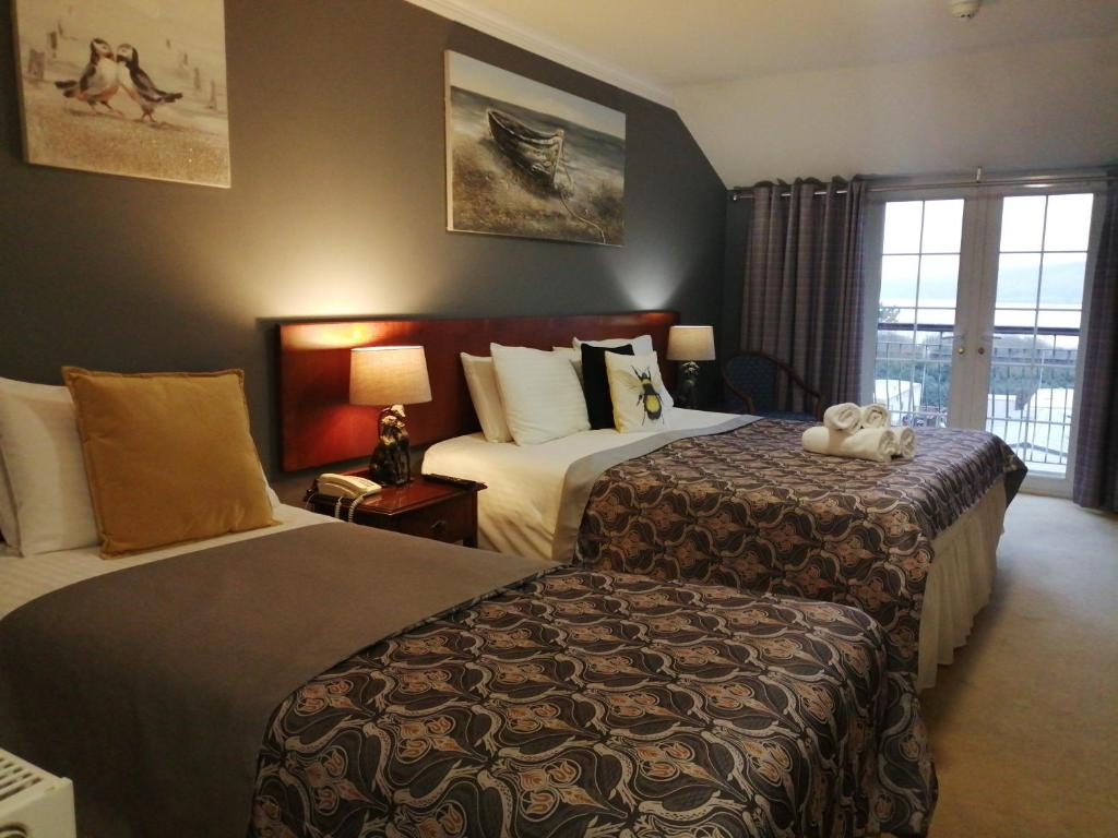 Ferryside三江源酒店的酒店客房设有两张床和窗户。