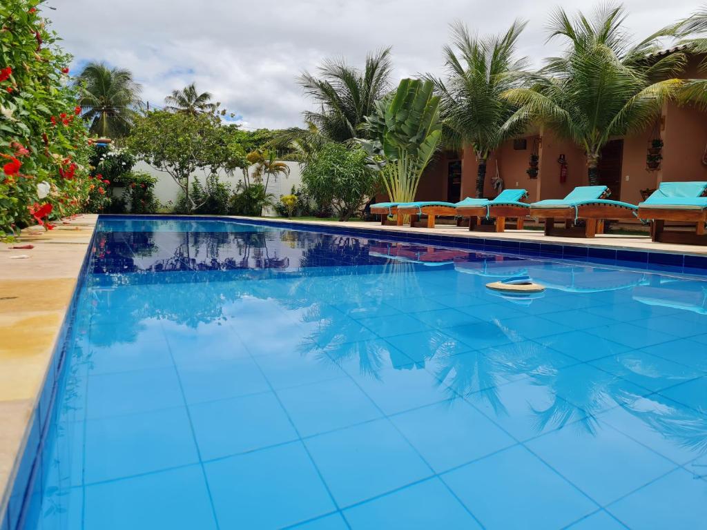 卡姆布库Pousada Bosque Cumbuco的度假村内的大型蓝色海水游泳池