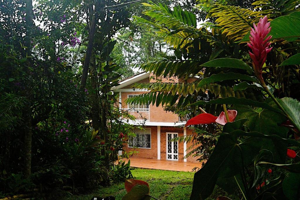 比亚维森西奥Kaliawiri Bird Lodge & reserve的花园中的房子