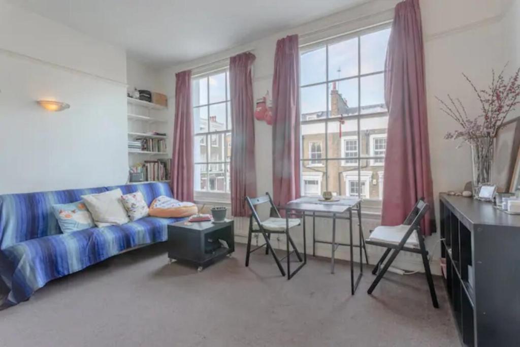 Lovely Victorian Flat for 6 in Stoke Newington的休息区