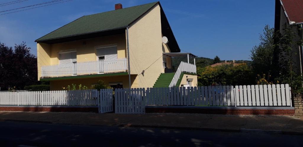 根尼斯迪亚斯Ildi Apartman的前面有白色栅栏的房子