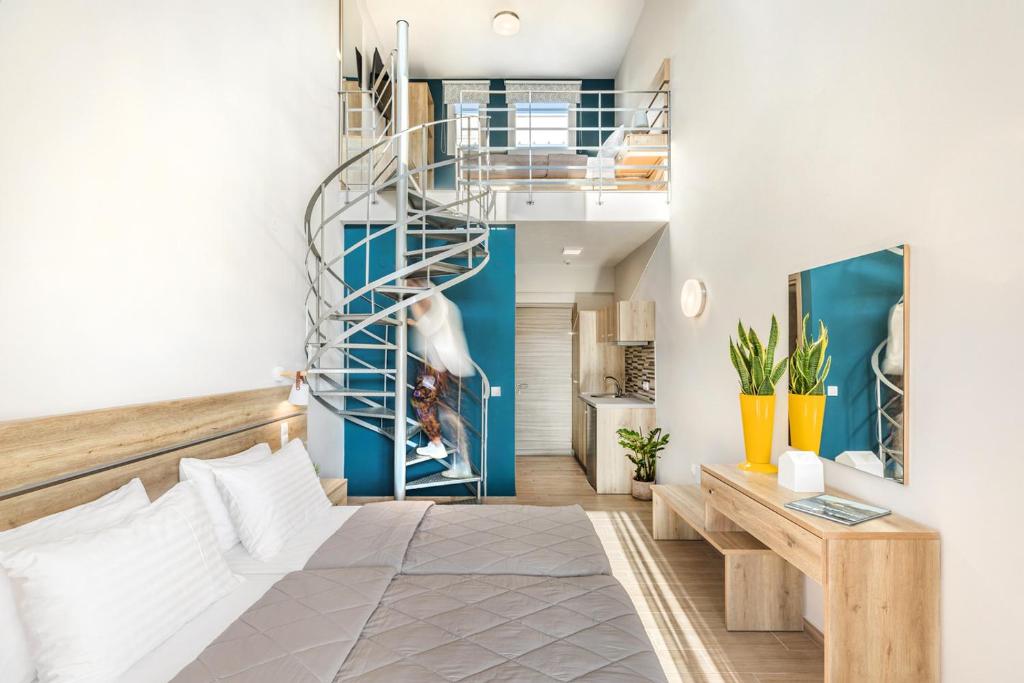 乐托卡亚Hotelo Sunshine Living Rooms的一间卧室设有一张床和一个螺旋楼梯