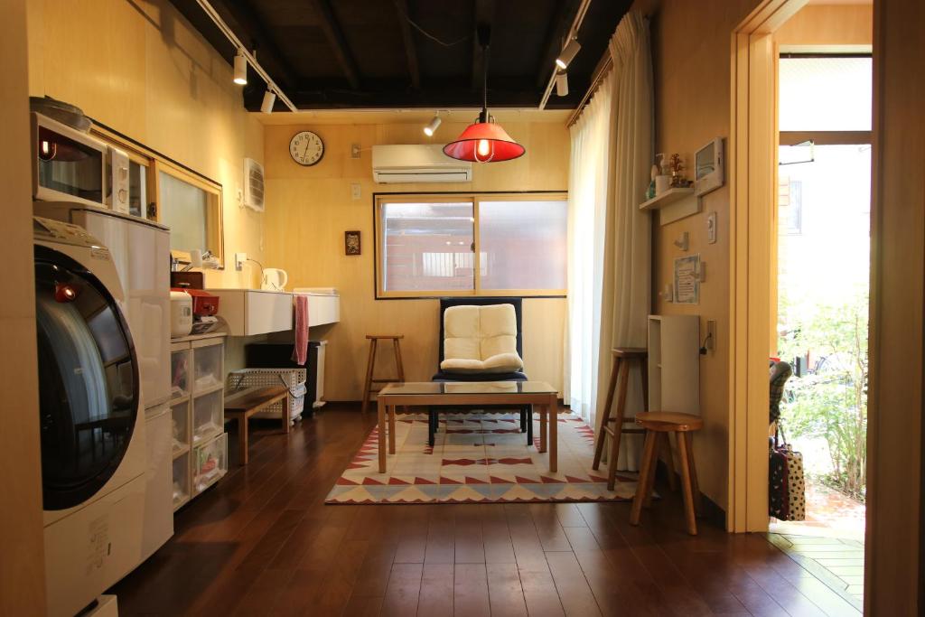 东京May Guest House的一间客厅,客厅内配有一张桌子和一把椅子