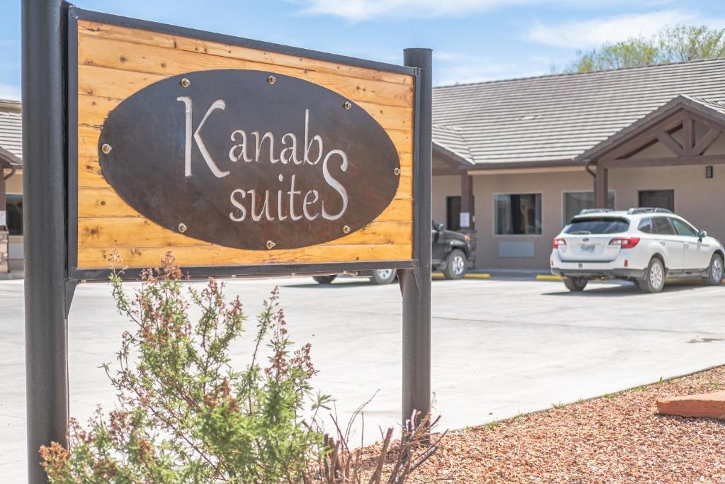 卡纳布Kanab Suites的停车场的卡曼达套房标志