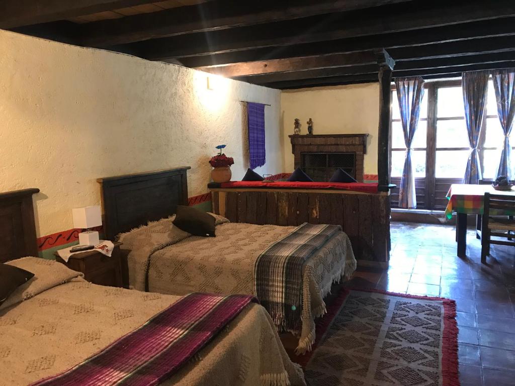 La CiénegaRancho Cumbre Monarca的一间带两张床的卧室,位于带窗户的房间内