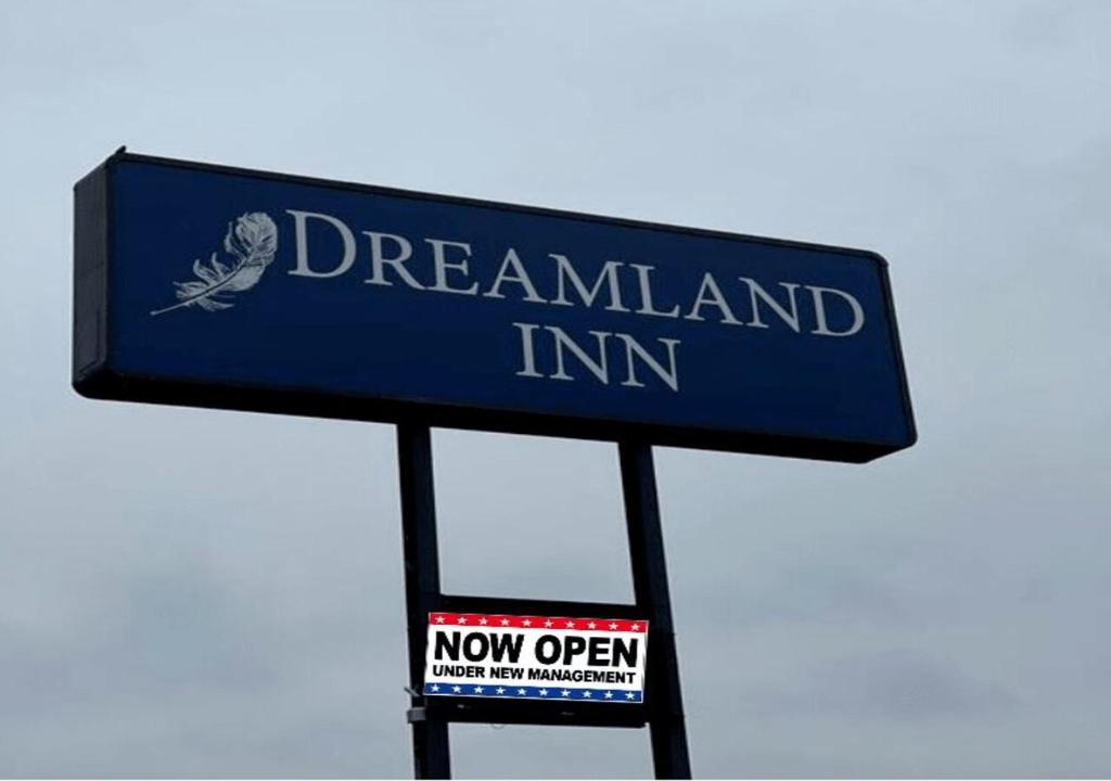 马里恩Dreamland Inn的梦境旅馆标志,现在有开放的标志