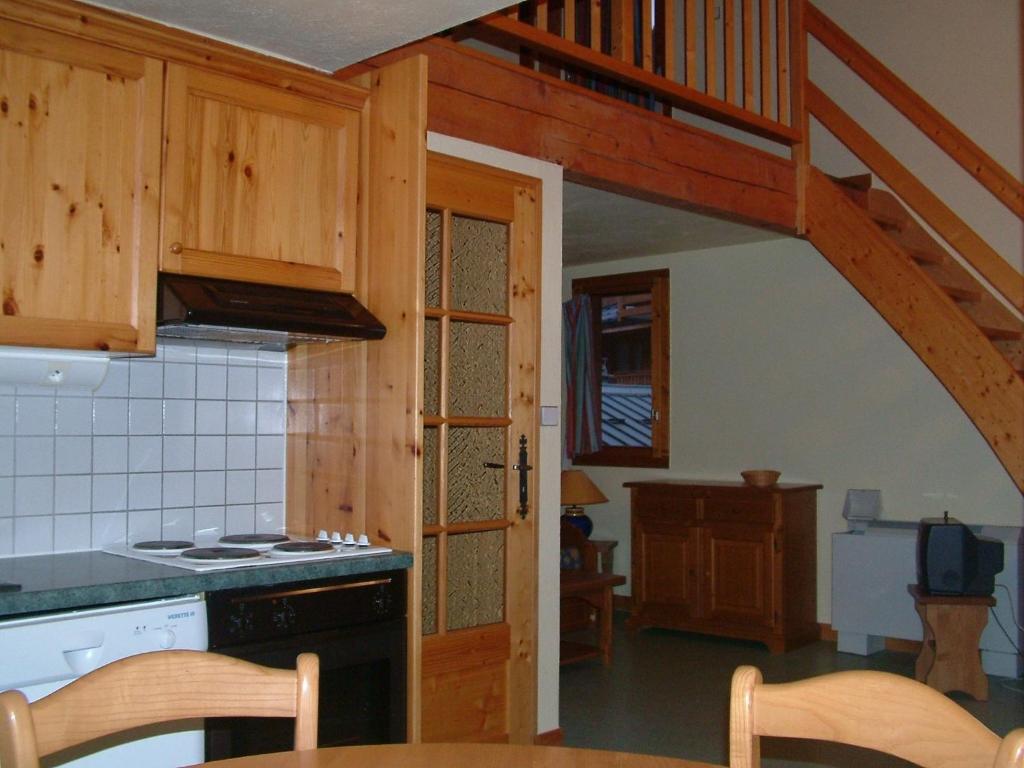 普拉洛尼昂拉瓦努瓦斯阿尔卑斯岩石酒店的厨房设有通往阁楼的楼梯