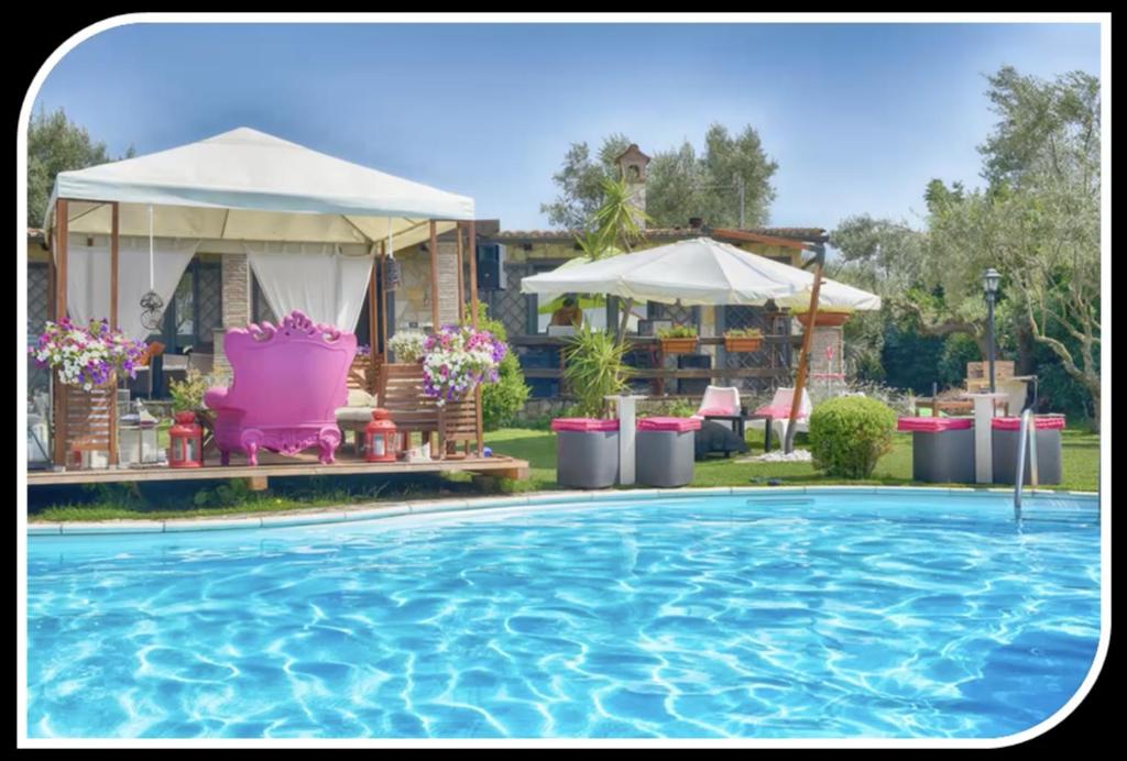 阿尔巴诺拉齐亚莱Villa di Lago Albano - Castel Gandolfo的一个带凉亭和房子的游泳池