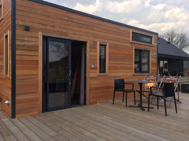 穆斯克龙Tiny House Otra Cosa的小木屋 - 带桌椅的甲板