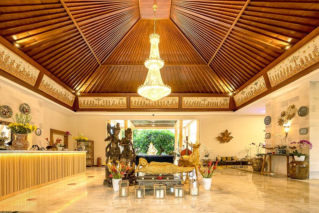 罗威那New Sunari Lovina Beach Resort的大型客厅设有吊灯和天花板