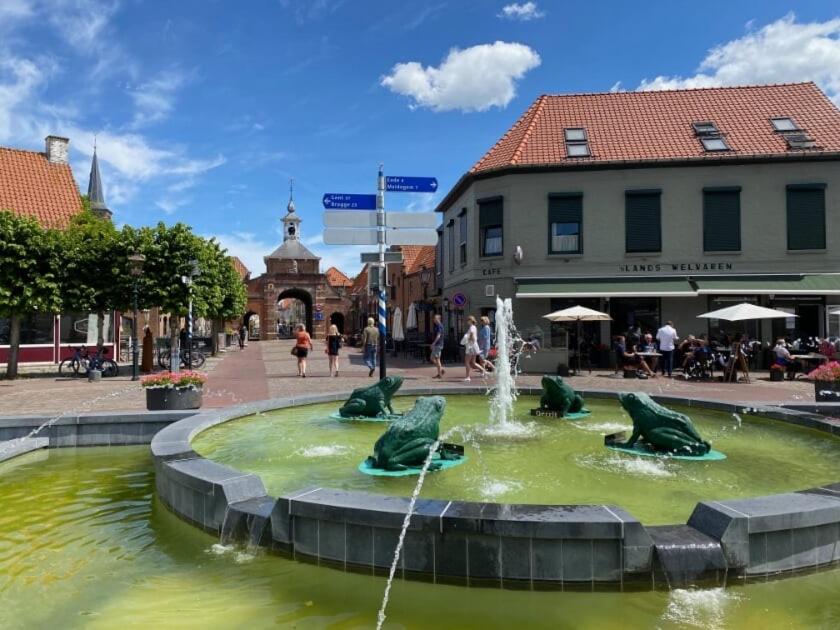 阿尔登堡斯兰德维瓦雷酒店的镇广场上的喷泉,人们在四处走动