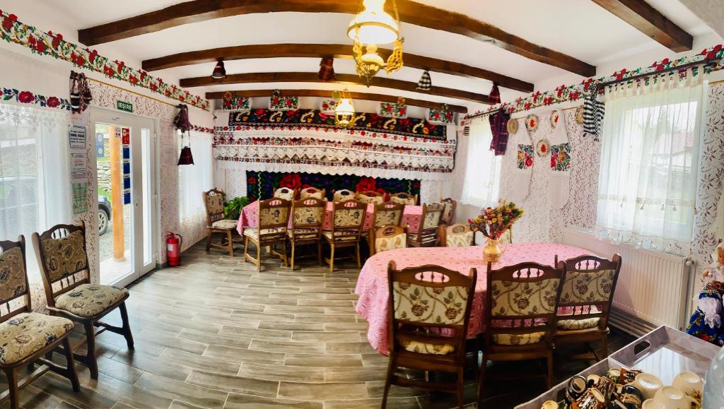 瓦杜伊泽Floare de Maramures 1的用餐室配有粉红色的桌子和椅子