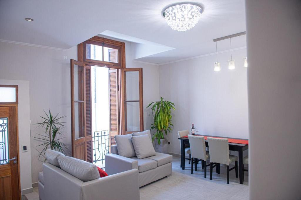 卡门-德巴塔哥内斯Casa Maragata的客厅配有沙发和桌子