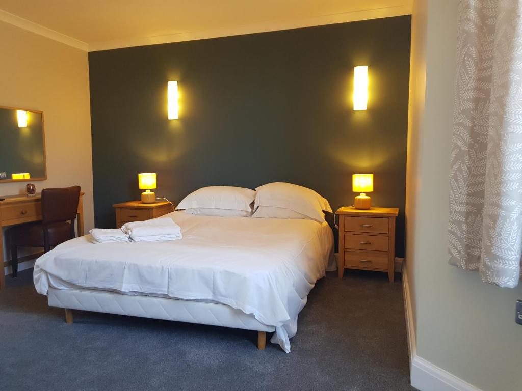 海华德希思石灰公寓 的一间卧室配有一张带两盏灯的大型白色床。
