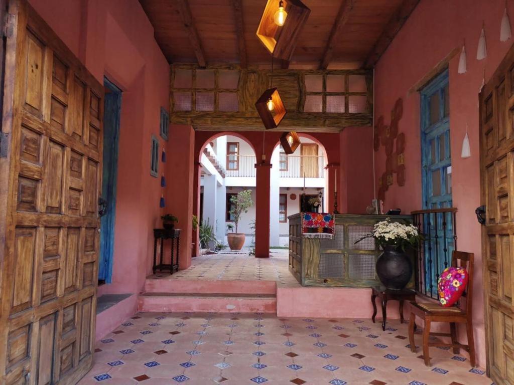 圣克里斯托瓦尔-德拉斯卡萨斯Gran Barrio的门和地板的走廊