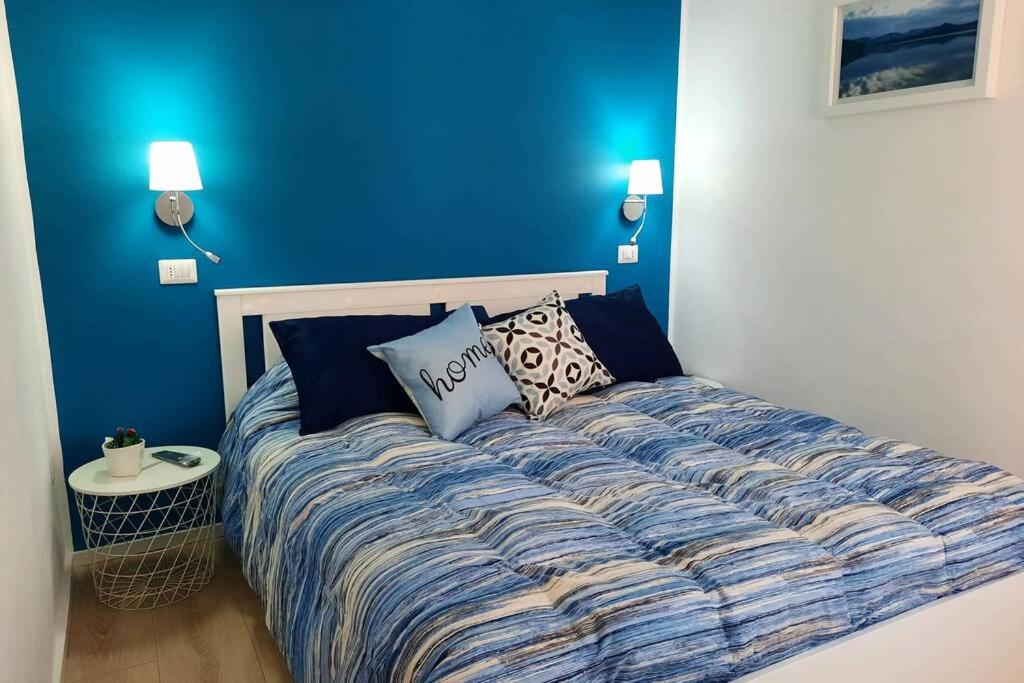 维博瓦伦蒂亚Meli's House的蓝色墙壁间的一张床位
