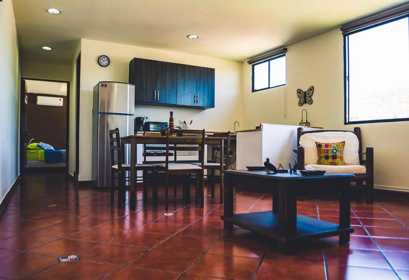 圣萨尔瓦多Villa Stahl的厨房以及带桌子和冰箱的用餐室