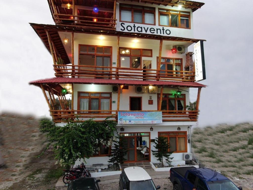 蒙塔尼塔Hotel Sotavento的山丘顶部的建筑物,摩托车停在前面