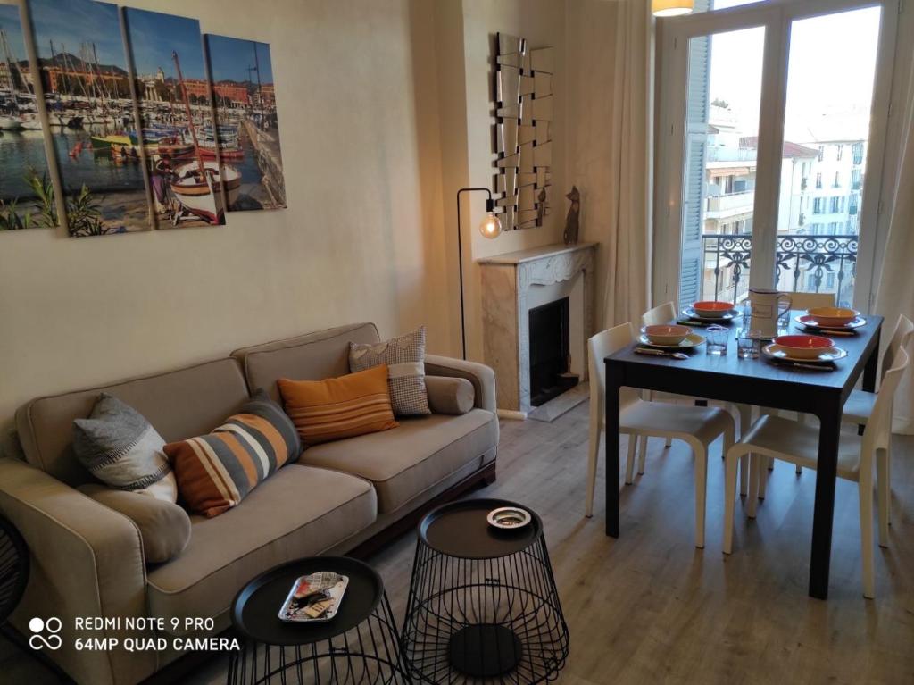 尼斯Pretty and quiet top floor 2 bedroom flat in the port area of Nice的客厅配有沙发和桌子