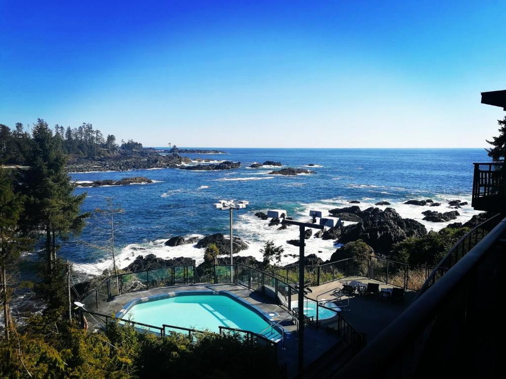 尤克卢利特黑岩海滨度假酒店的一座背景海洋的游泳池
