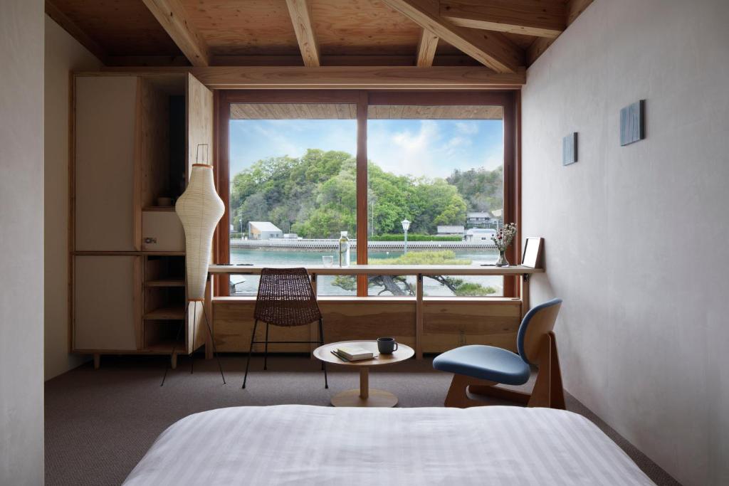 尾道市SOIL Setoda的一间卧室设有一张床和一个大窗户