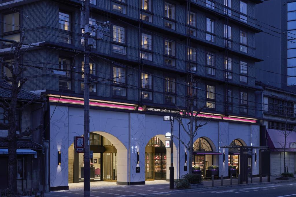 京都Fauchon Hotel Kyoto - A MEMBER OF THE LEADING HOTELS OF THE WORLD的街道上的建筑,有建筑