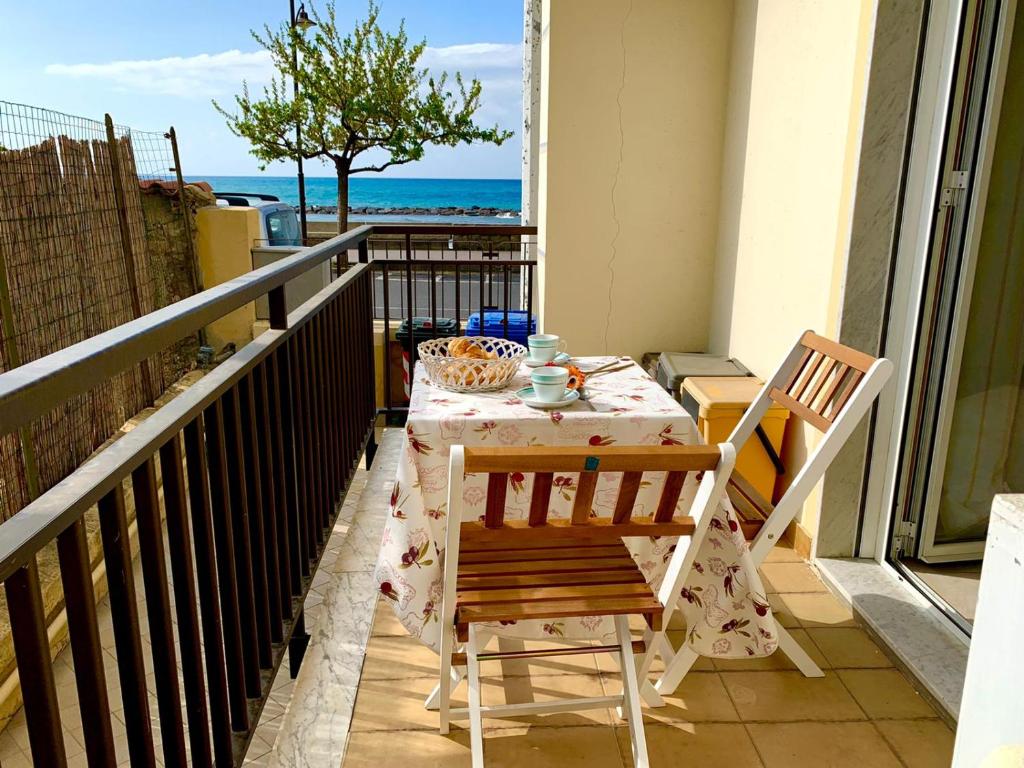 圣托·斯特凡诺·阿尔马尔La Posidonia sul mare的海景阳台上的桌椅
