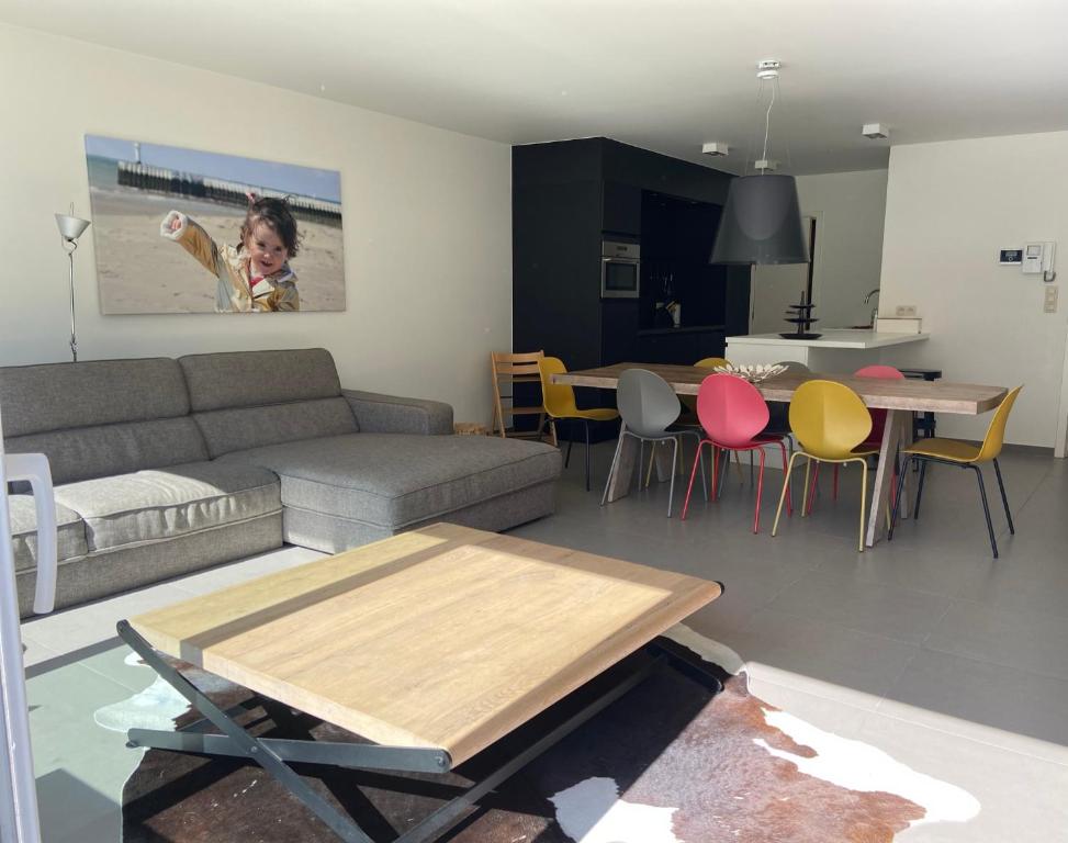 尼乌波特Dolce Vita - zonnig familie appartement met garagebox的客厅配有沙发和桌子