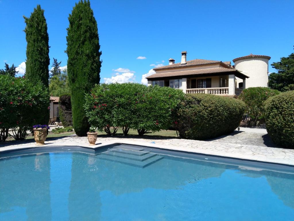 索尔古河畔的恩特莱奎斯Villa Liberty的一座大蓝色游泳池,位于房子前