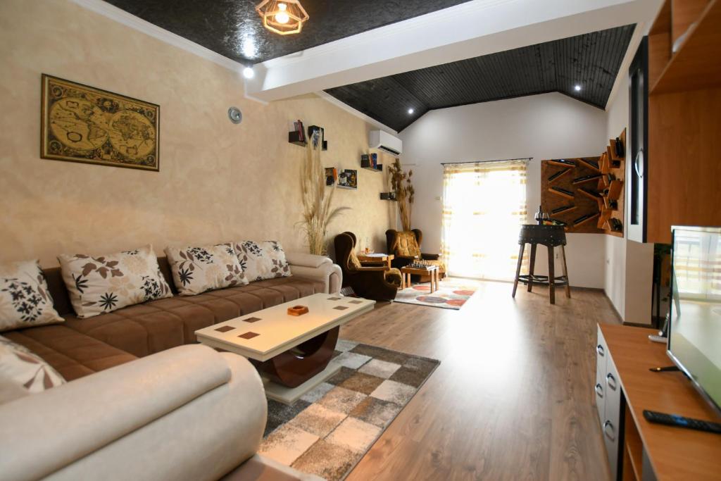 克拉多沃Apartman Pejović的客厅配有沙发和桌子