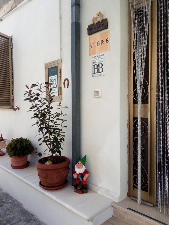 Le TorriAlfi BeB的楼里一个种有植物和标志的门廊