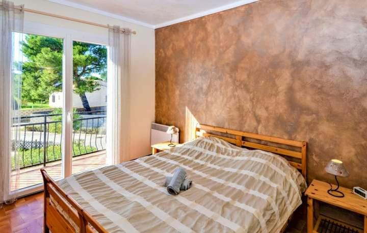 GaronsNimes-Camargues的一间卧室设有一张床和一个大窗户