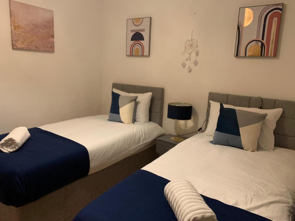 诺丁汉Absolute Stays in Sherwood- Nottingham Castle- Capital FM Arena Nottingham- Contractors-Free WIFI- Free Parking- Long and Short Stays- Families-East Midlands Airport-Trent Bridge-Actors-Aria Court- Mansfield的卧室内两张并排的床