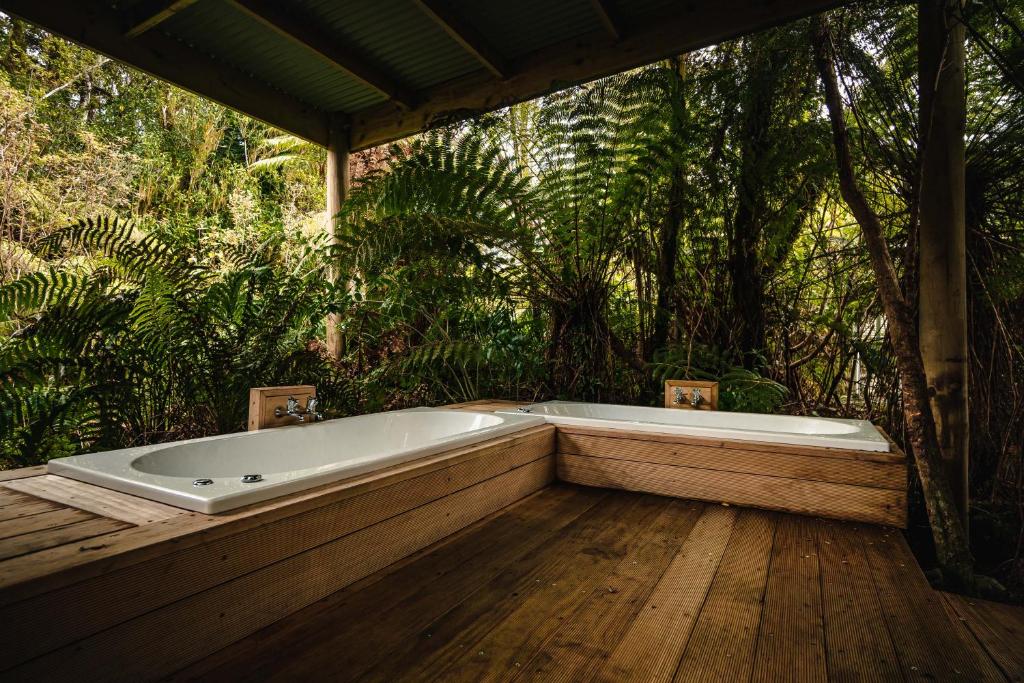 弗朗兹约瑟夫法兰士·约瑟夫树顶度假屋的木制甲板上的一个浴缸