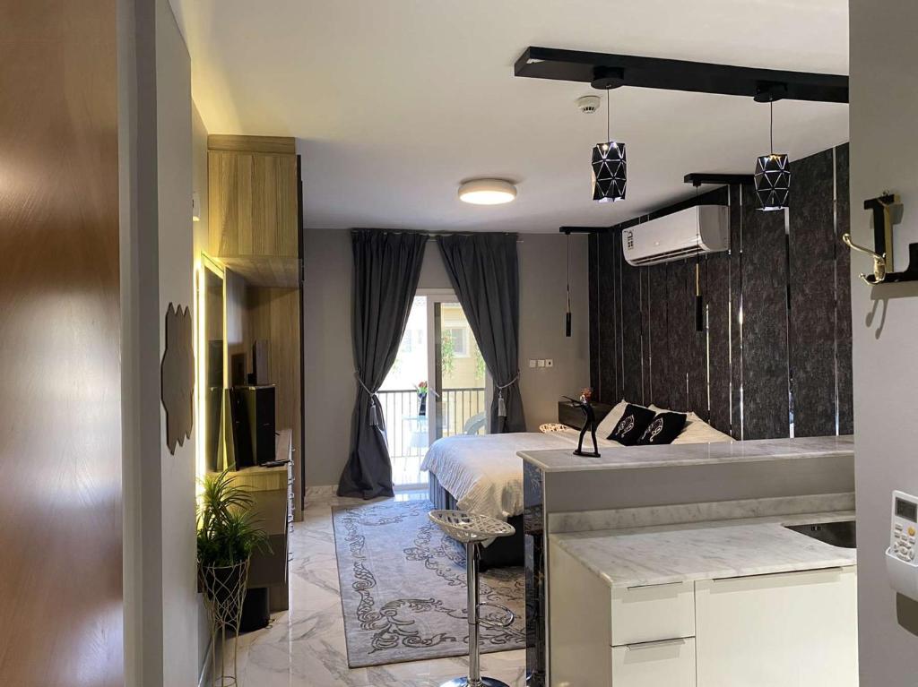 阿卜杜勒国王经济城Maqeela Luxury Studio的卧室配有床和浴缸