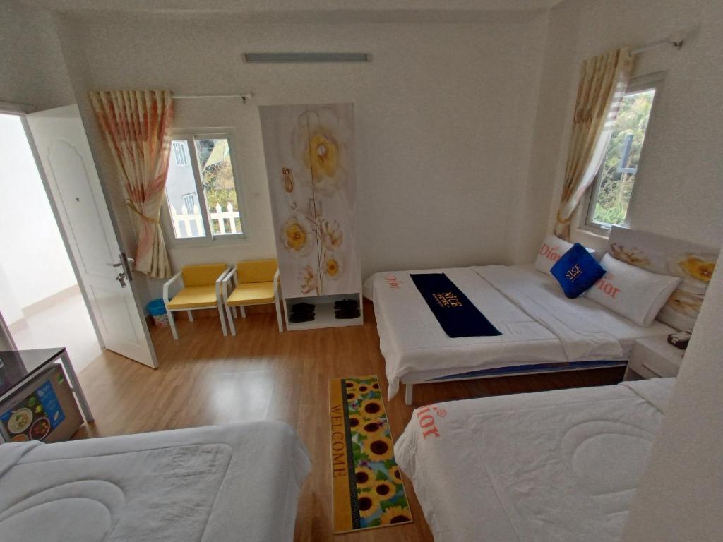 邦美蜀Onhotel Nice Buôn Ma Thuột的带两张床的房间和客厅