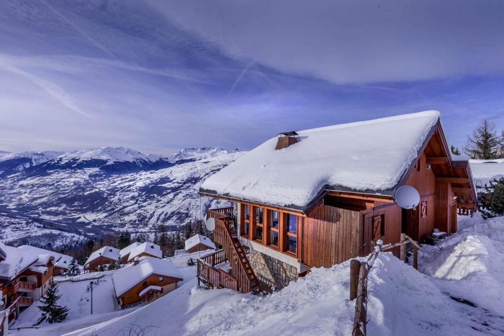佩塞克鲁瓦La Couronne的雪 ⁇ 山顶上的一个雪覆盖的小屋