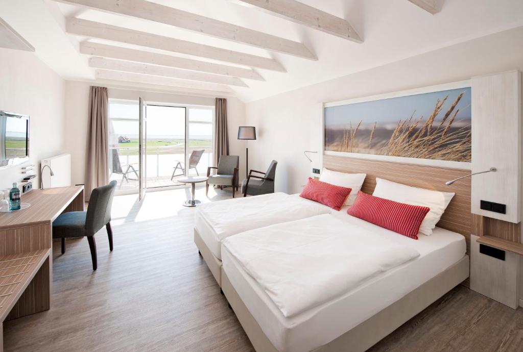 巴尔特鲁姆斯塔瑞德霍夫酒店的白色的卧室配有一张白色的大床和一张书桌