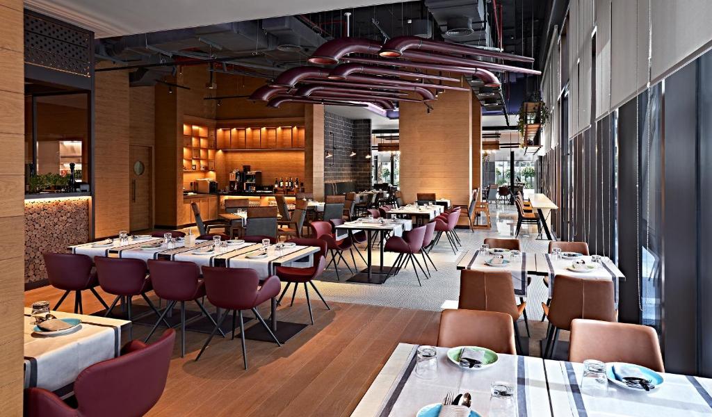 Revier Hotel - Dubai餐厅或其他用餐的地方