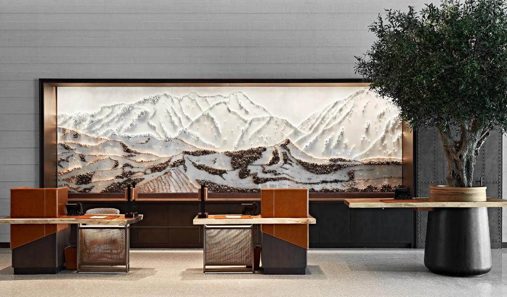 迪拜Revier Hotel - Dubai的餐厅墙上的一大幅山画
