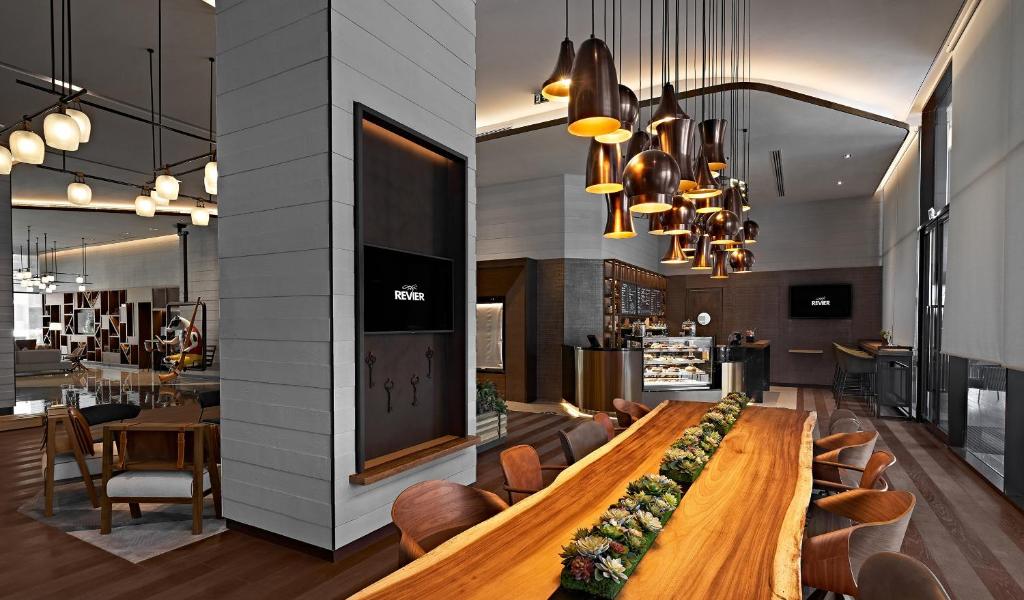 Revier Hotel - Dubai的电视和&#47;或娱乐中心