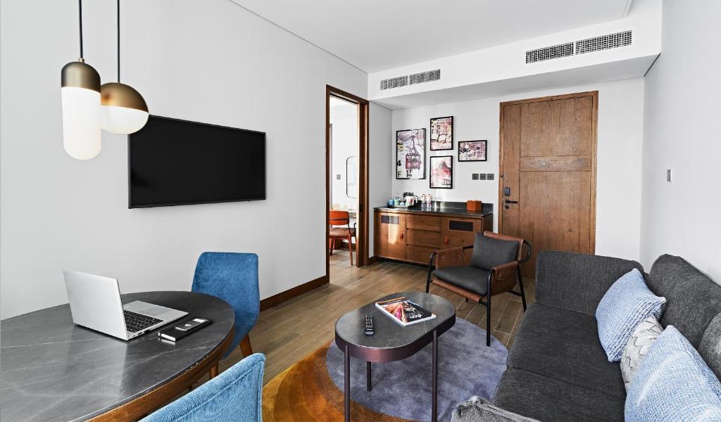 Revier Hotel - Dubai的电视和&#47;或娱乐中心