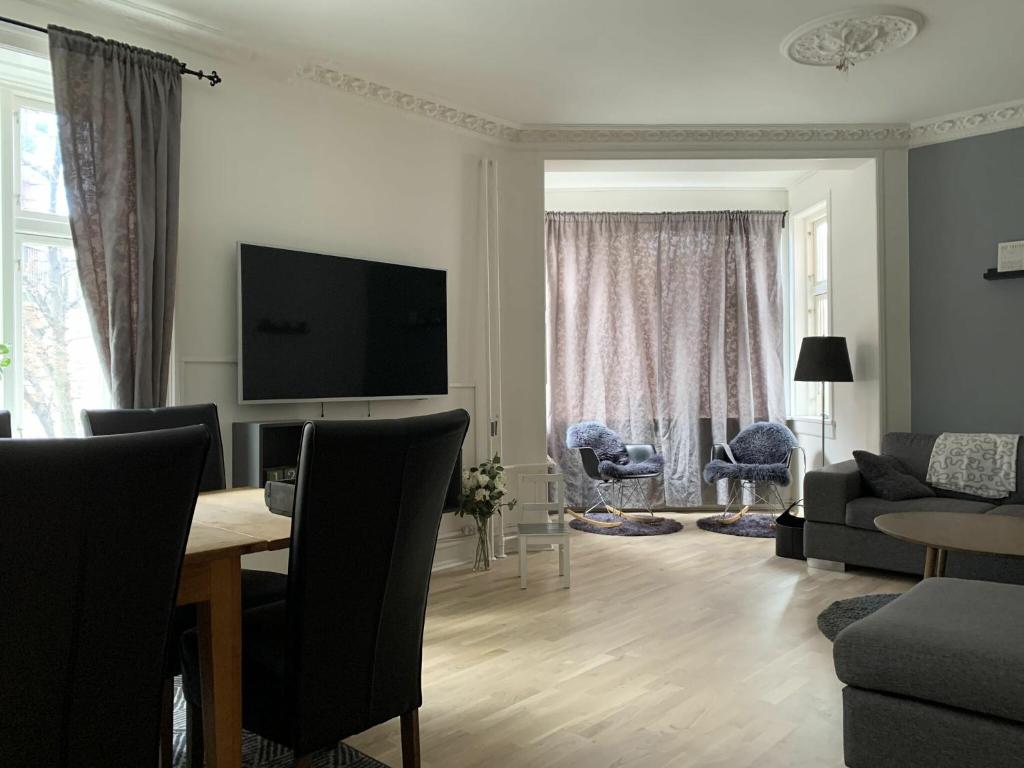 哥本哈根ApartmentInCopenhagen Apartment 720的客厅配有桌子和电视