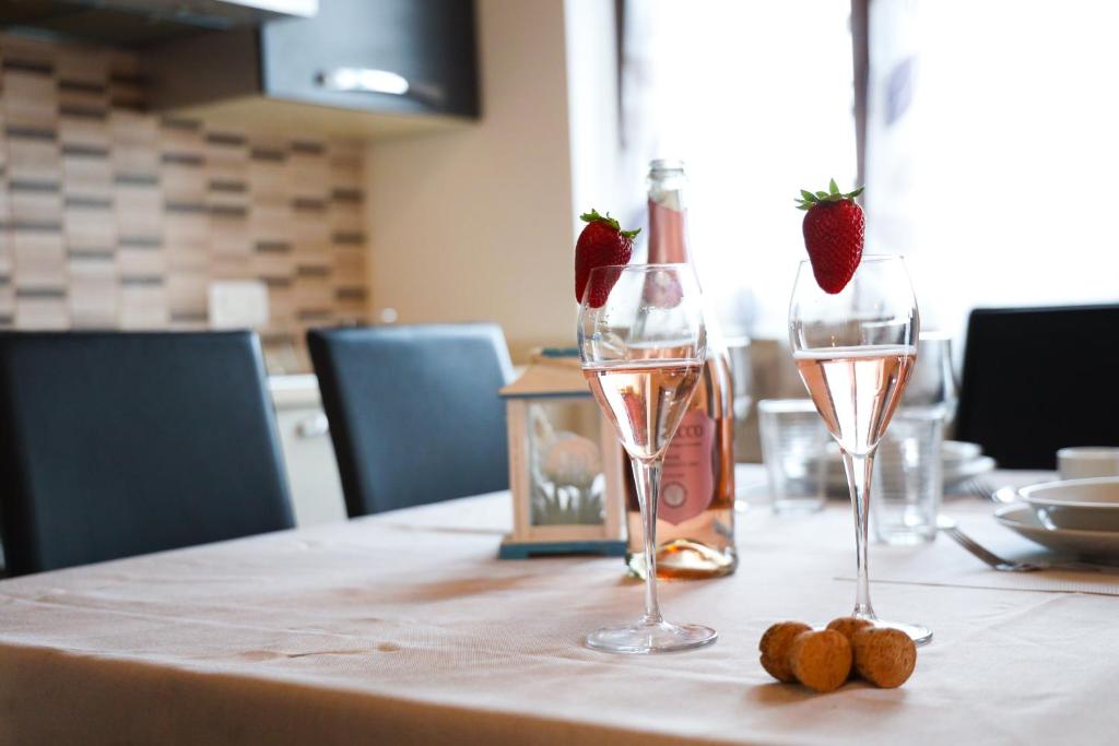 特罗佩阿Villa Giusi的桌子上放两杯香槟和草莓