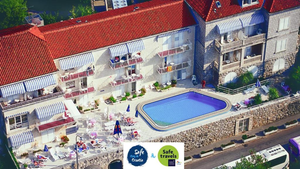 杜布罗夫尼克科墨多尔酒店的享有带游泳池的大楼的顶部景致