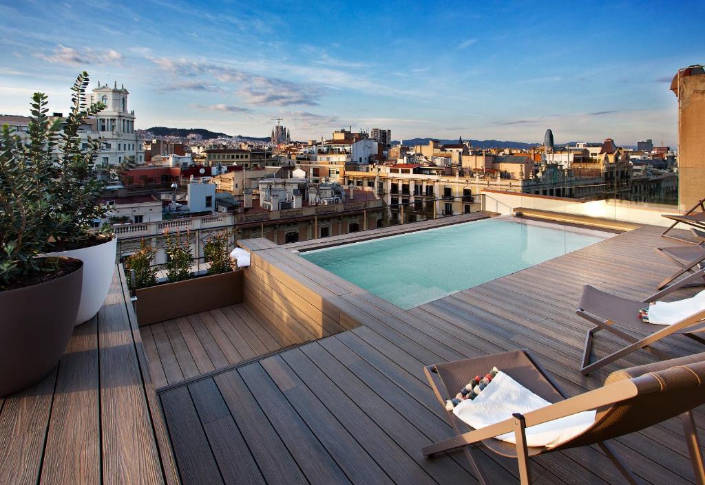 巴塞罗那文西佳乐酒店的大楼顶部带游泳池的阳台