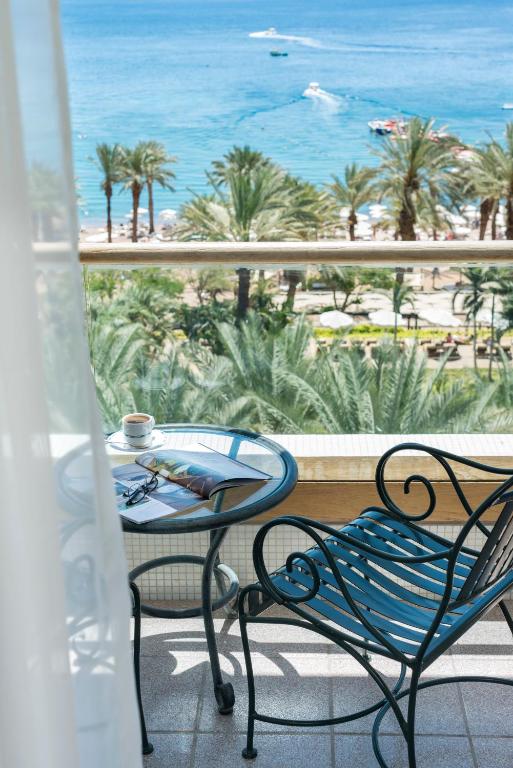 Royal Beach Eilat by Isrotel Exclusive的阳台或露台