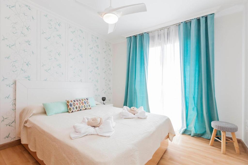 厄尔梅达诺Luxury Apartment Sotavent III的一间卧室配有一张床,上面有两条毛巾