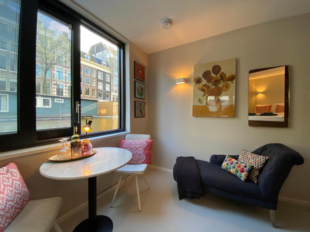阿姆斯特丹Houseboat Sophia的客厅配有桌子和沙发