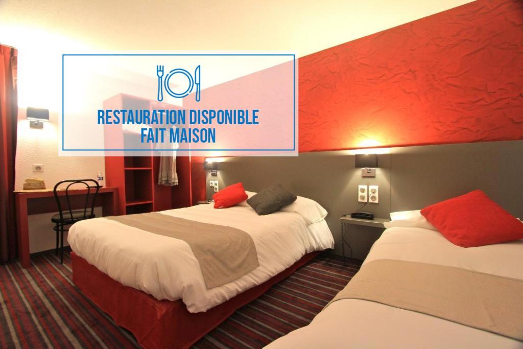 洛里昂Brit Hotel Le Kerotel的酒店客房设有两张床和一个阅读热注册毕业生展览会的标志